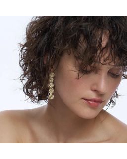 Boucles d'Oreilles Motif Pivoine 3D en Laiton Finition Or et Email Blanc Sable