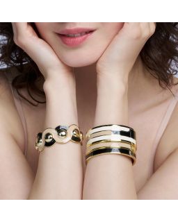 Bracelet à Fermoir Ornementé de Lignes en Métal Doré et Laque Beige Mastic